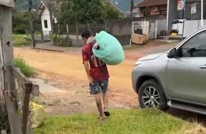 Com apoio da Polícia Civil, proprietário retoma imóvel utilizado para tráfico de drogas em Timbó