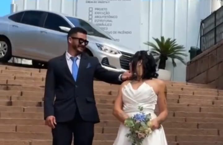 Ensaio de casamento em Blumenau é interrompido após carro descer escadaria durante fotos