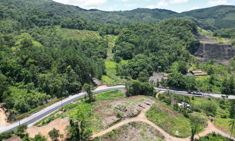 Novo trecho da Estrada Geral Santa Maria começa a receber pavimentação asfáltica em Benedito Novo