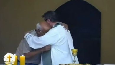 Fiel sobe ao altar, abraça padre e chora durante missa após perder o neto em SC
