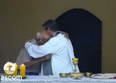 Fiel sobe ao altar, abraça padre e chora durante missa após perder o neto em SC