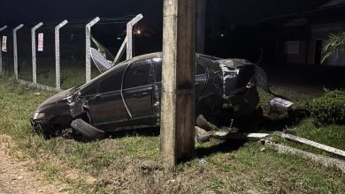 Carro colide contra muro e capota em Timbó