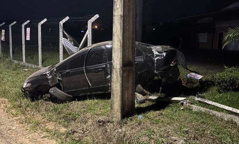 Carro colide contra muro e capota em Timbó