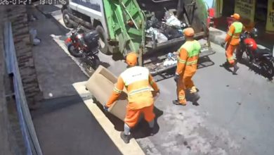 Lixeiro levou o sofá que mulher limpou e deixou pra secar