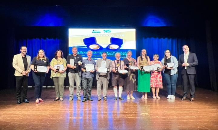 Noite especial em Timbó marca a entrega da Medalha de Mérito Cultural Lindolf Bell a 10 homenageados