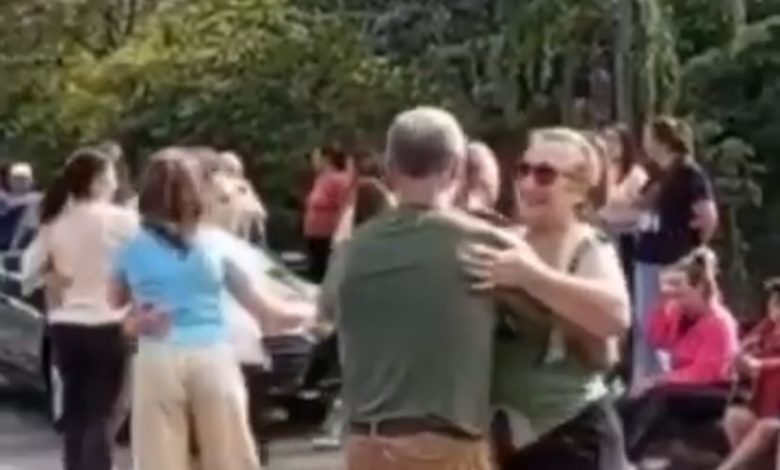 Espera por liberação na Serra Dona Francisca vira festa com música e dança à beira da rodovia em Joinville