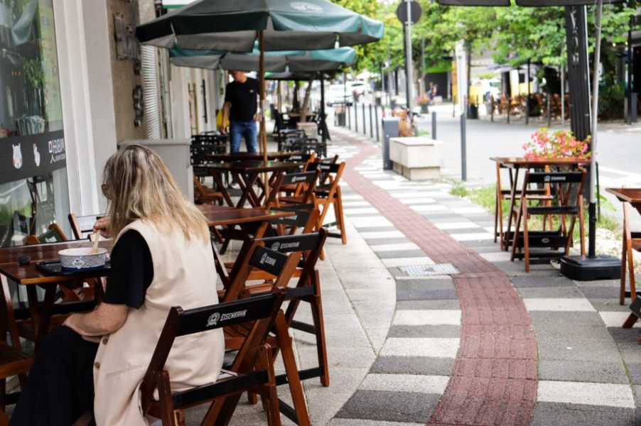 Mesas na rua: entenda como funcionam as normas para usar o espaço público em Blumenau