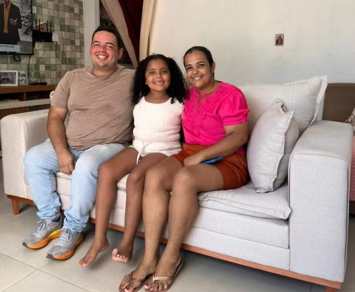 Lixeiro levou o sofá que mulher limpou e deixou pra secar