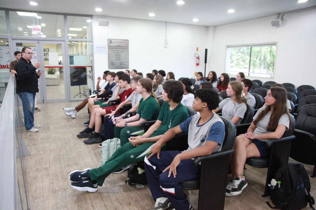 Vereadores mirins já estreiam na tribuna e iniciam mandato com curso de oratória em Blumenau