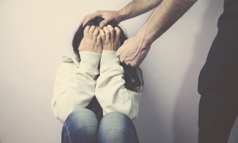 Marido agride esposa grávida, ameaça matar a família e deixa filhos feridos em Blumenau