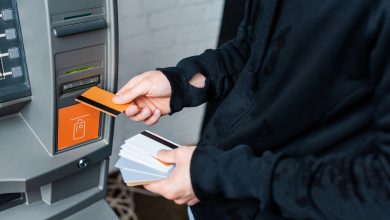 Jovem é apreendido em Timbó após furtar cartões de clientes em lavação e realizar compras no comércio local