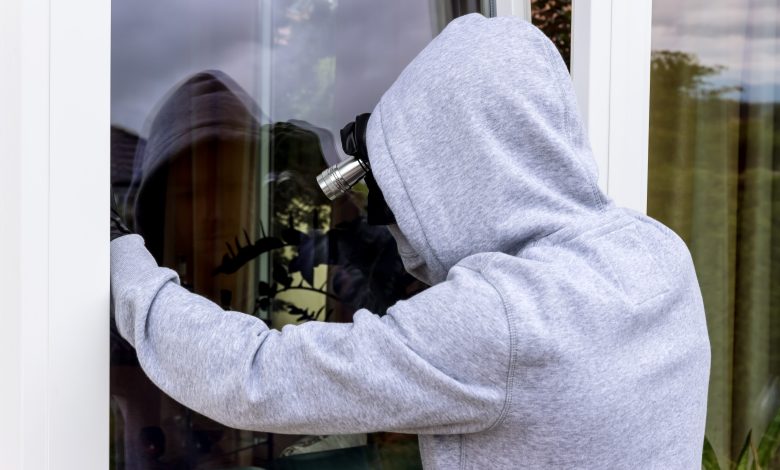 Invasão silenciosa termina com furto de espingardas registradas e dinheiro de residência em Rodeio