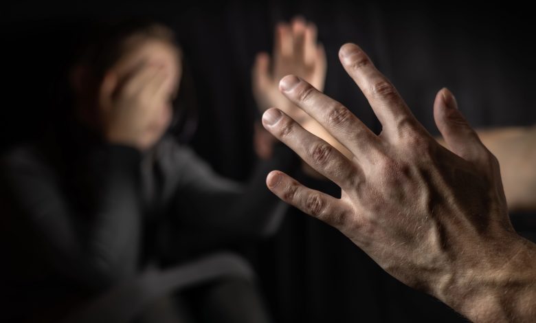 Após ameaçar ex-companheira e quebrar objetos, jovem é preso por violência doméstica em Rodeio