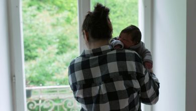 Com bebê no colo, mulher coloca fogo em porta de residência e ameaça familiares com faca em Blumenau