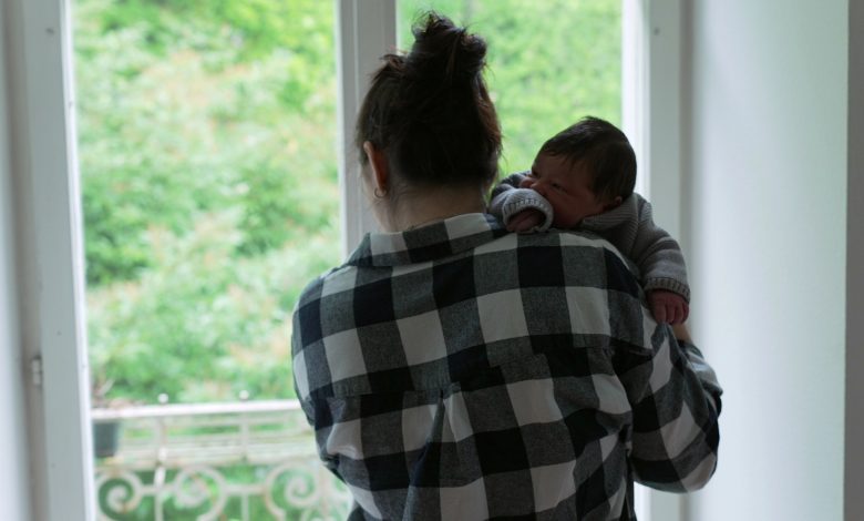 Com bebê no colo, mulher coloca fogo em porta de residência e ameaça familiares com faca em Blumenau