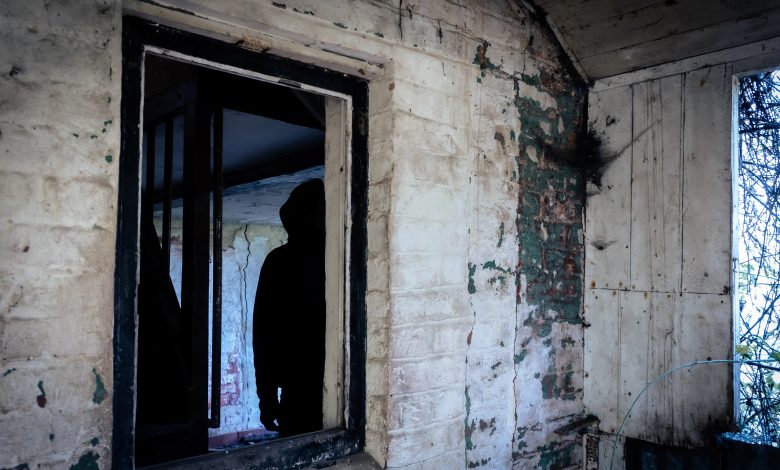 Foragido é flagrado pulando janela de imóvel abandonado e acaba recapturado pela PM em Timbó