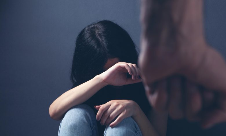 Timbó: Homem é levado à polícia após agredir companheira com puxões de cabelo
