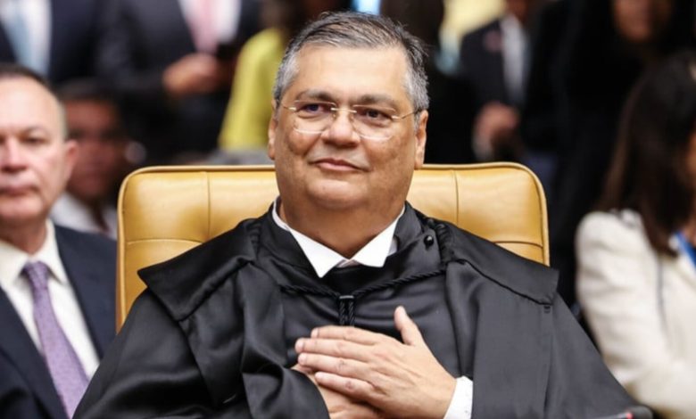 Ministro Flávio Dino suspende adicionais que elevam salários no serviço público