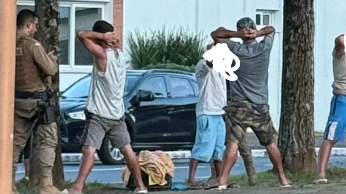 Ação policial surpreende suspeitos e apreende drogas, em Timbó