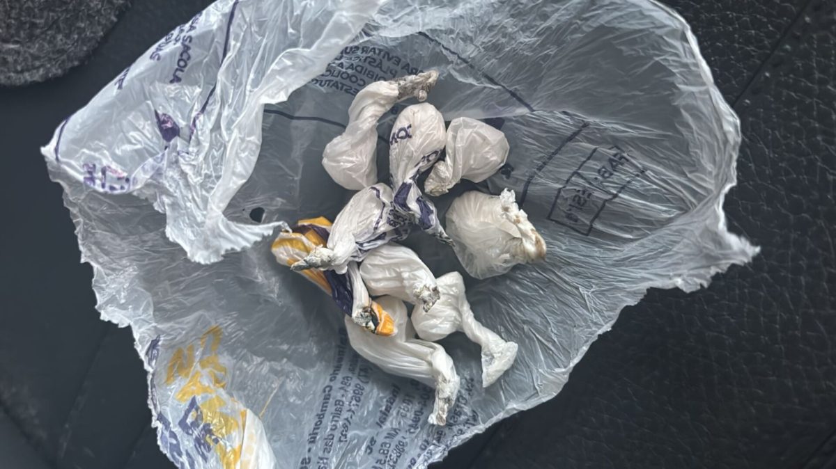 Ação policial surpreende suspeitos e apreende drogas, em Timbó