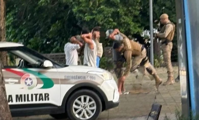 Ação policial surpreende suspeitos e apreende drogas, em Timbó