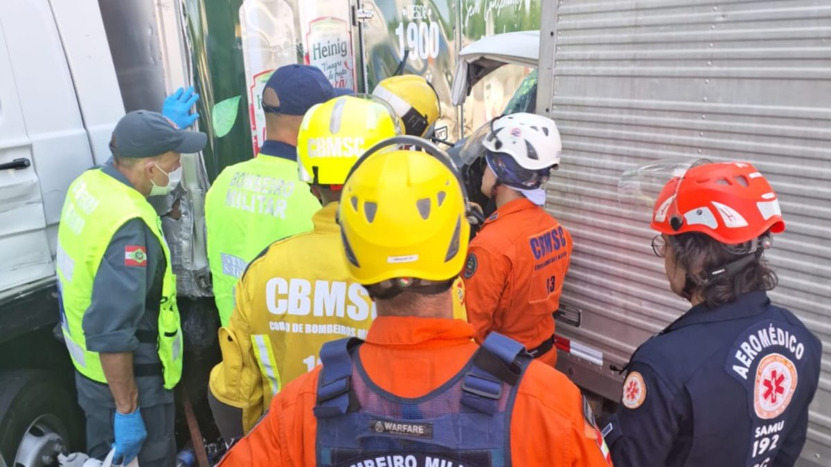 Colisão entre caminhões deixa motorista preso às ferragens na Rodovia Ivo Silveira, em Brusque