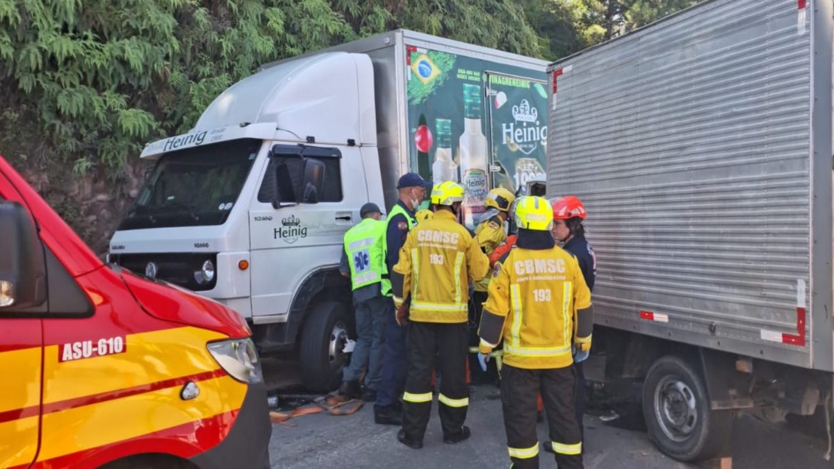 Colisão entre caminhões deixa motorista preso às ferragens na Rodovia Ivo Silveira, em Brusque