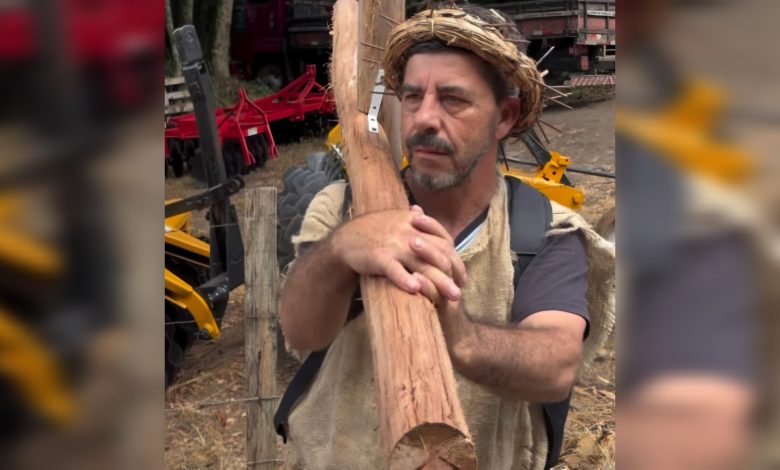 Caminhada de fé: homem percorre estrada com cruz nas costas após esposa sobreviver a internação na UTI