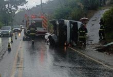 Condutor fica preso dentro de furgão após veículo tombar, em Rodeio 