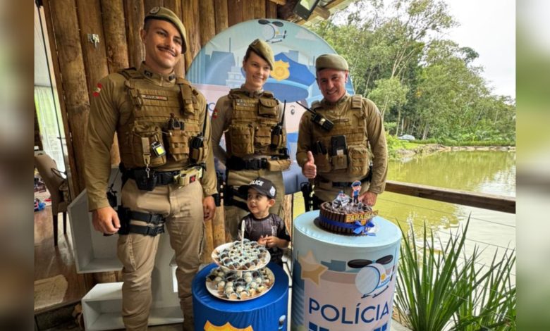 Policiais militares surpreendem menino durante festa de aniversário em Timbó
