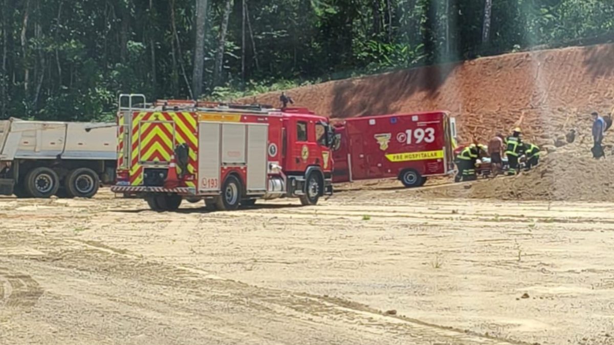 Caminhão tomba às margens da BR-470, em Indaial, e deixa um ferido