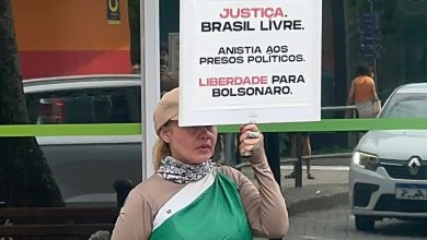 Brasil livre: mulher realiza protesto silencioso e desperta olhares no Centro de Blumenau
