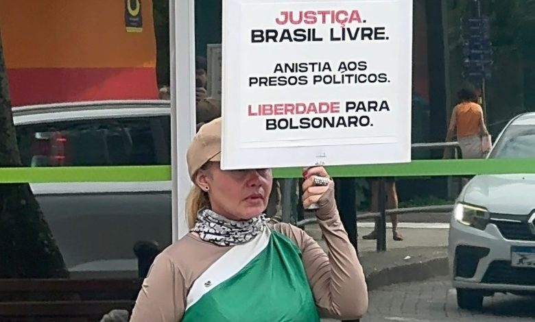 Brasil livre: mulher realiza protesto silencioso e desperta olhares no Centro de Blumenau