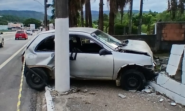 Motorista abandona veículo após colisão contra poste na BR-470, em Apiúna