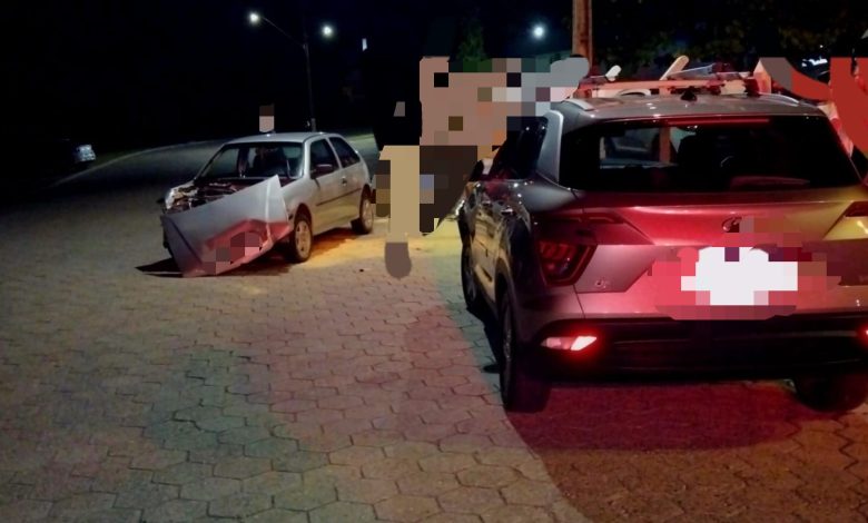 Motorista de VW Gol é levado ao hospital após colidir contra carros estacionados, em Rodeio