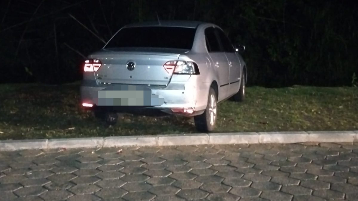 Motorista de VW Gol é levado ao hospital após colidir contra carros estacionados, em Rodeio