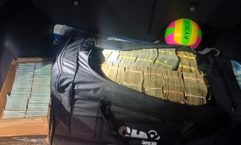 PRF apreende cerca de R$ 2 milhões escondidos em carro na BR-101 em SC e motorista é preso