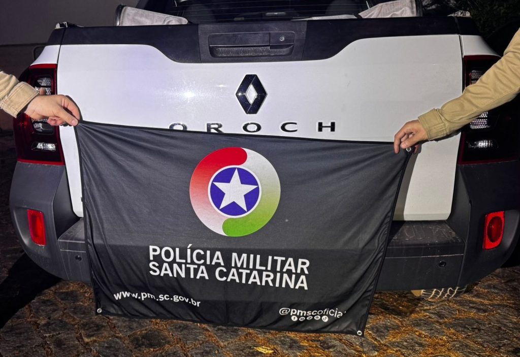 Idosa tem carro roubado, e criminoso tenta atropelar policiais durante fuga em Blumenau