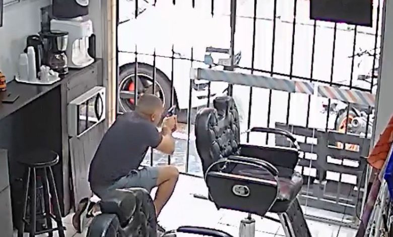 Policial de folga presencia assalto, reage e baleia suspeito