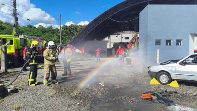 Bombeiros de Indaial recebem treinamento para combate a incêndios em veículos elétricos