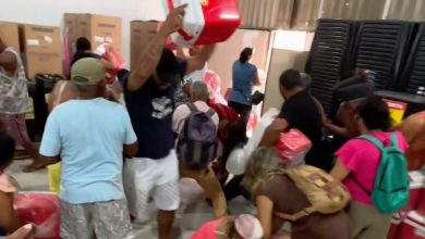 Coolers a R$ 20 e vassouras a R$ 2,99 provocam correria e tumulto em inauguração de atacadista no RJ