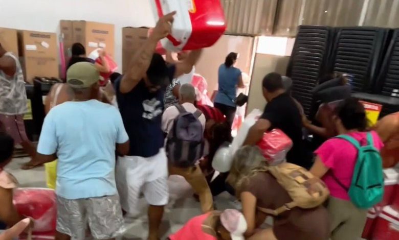 Coolers a R$ 20 e vassouras a R$ 2,99 provocam correria e tumulto em inauguração de atacadista no RJ