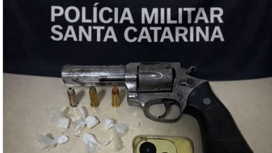 Abordagem policial flagra revólver com numeração raspada e cocaína em carro em Blumenau