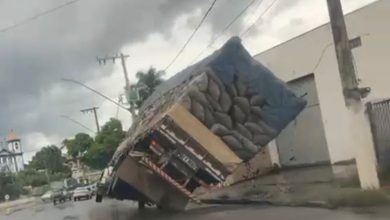Caminhão com carga de carvão tomba em Minas Gerais