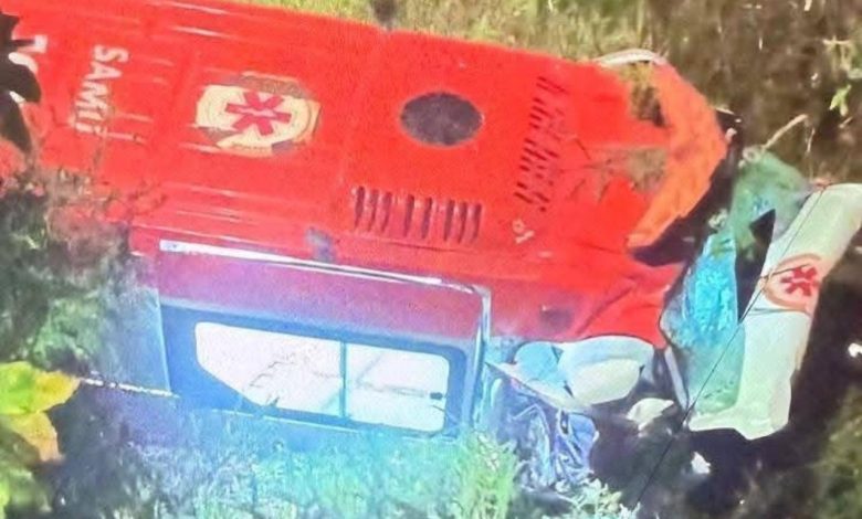 Fuga arriscada termina mal: ladrão rouba ambulância, cai em ribanceira e precisa de resgate