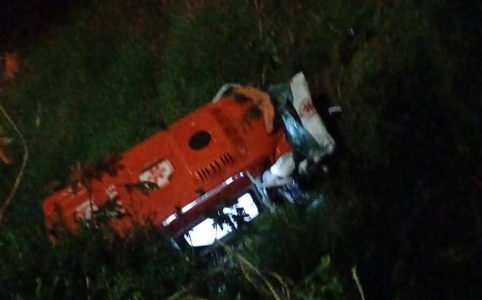 Fuga arriscada termina mal: ladrão rouba ambulância, cai em ribanceira e precisa de resgate
