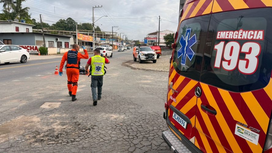 Arcanjo atende acidente grave entre moto e caminhão em Timbó