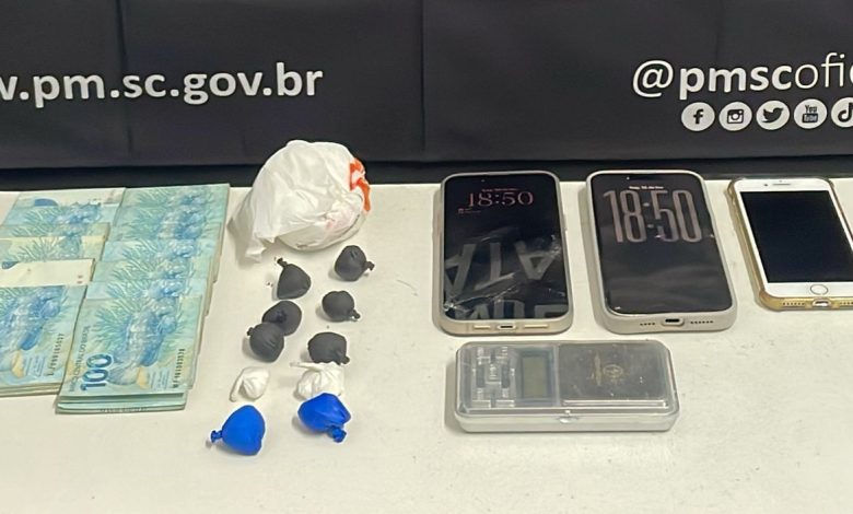 Após confessar que vendia drogas, homem é preso com mais de 100g de cocaína e R$ 13 mil em Blumenau