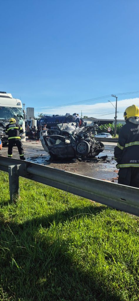 Tragédia na BR-101 em Itajaí: colisão com caminhões deixa três mortos e criança resgatada com vida