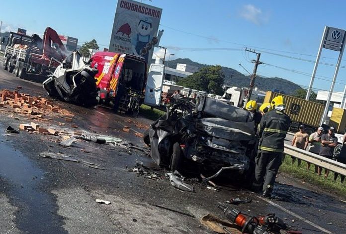 Tragédia na BR-101 em Itajaí: colisão com caminhões deixa três mortos e criança resgatada com vida